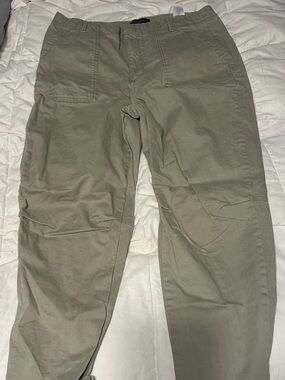 Woman’s Banana Republic  Casual Chino Pants in beige